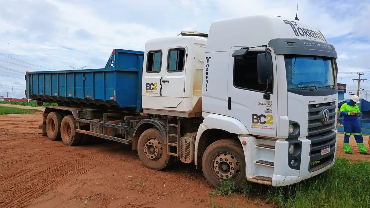 Caminhões Volkswagen novos da frota Torrente Locadora lado a lado