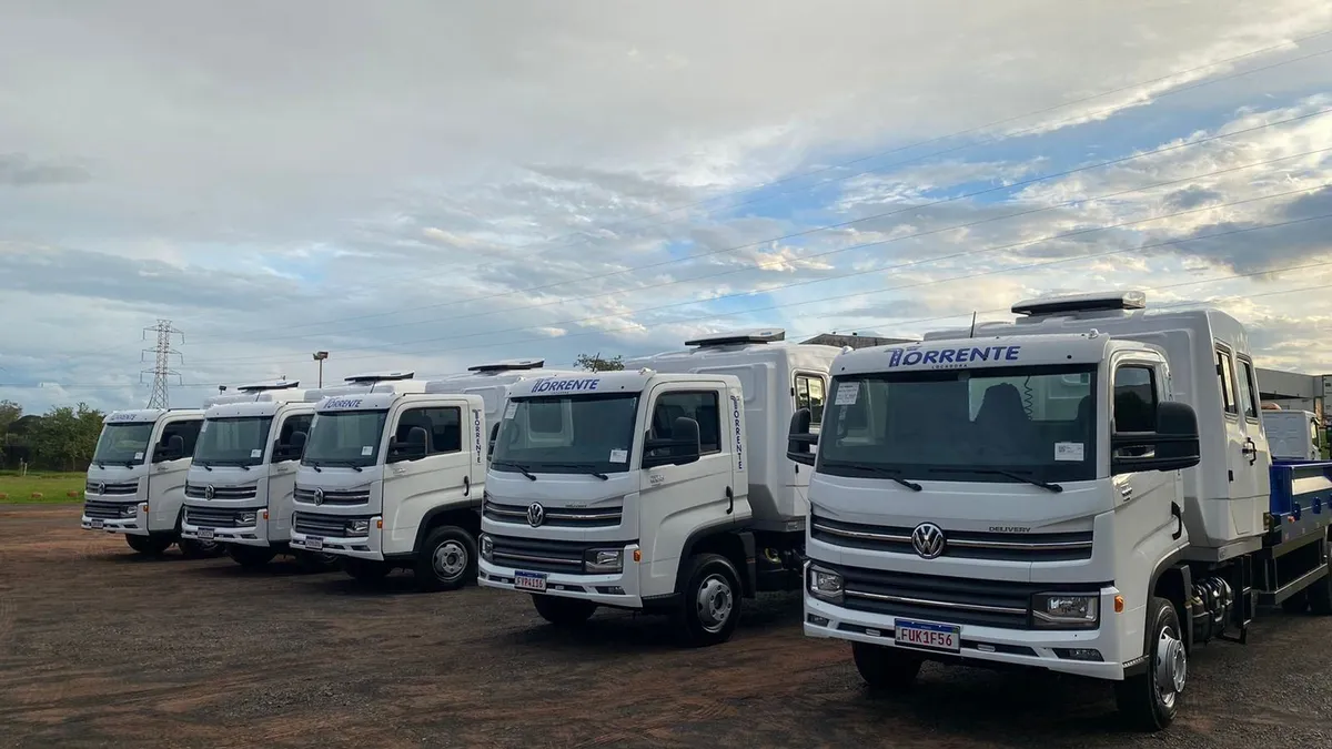 Caminhão VW Delivery equipado para operação em rodovia